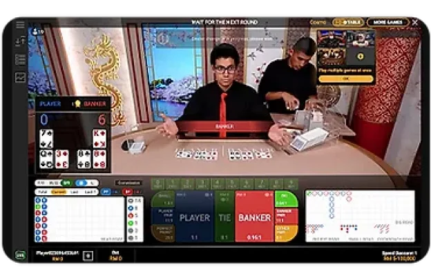 Meja Mini Baccarat dengan peniaga, kad, dan pilihan pertaruhan.
