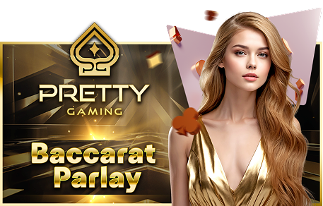 Dealer wanita berambut blonde panjang berdiri di meja Baccarat Parlay, dengan grafik emas dan logo Pretty Gaming di latar belakang.